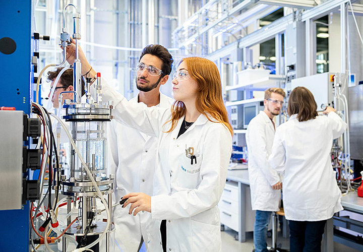 Travaux pratiques du Bachelor en Ingénierie des sciences du vivant  étudiant-es dans un laboratoire