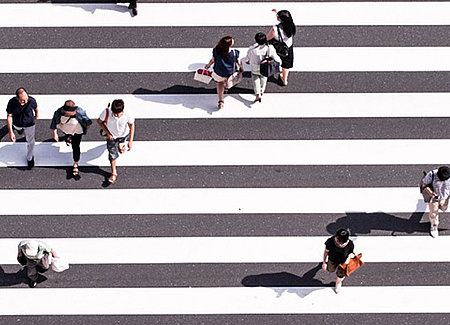 Piétons traversant à un passage