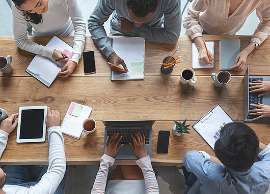 groupe étudiants au travail