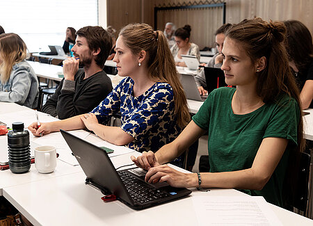 Etudiant-e-s dans un amphithéâtre