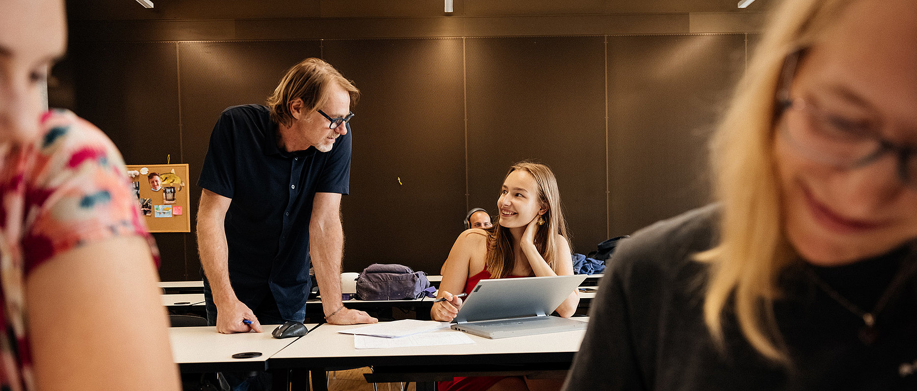 Soutien à l'enseignement un professeur discute avec une étudiante