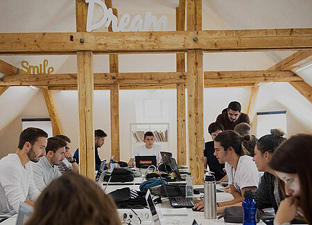 Etudiant-e-s dans bâtiment Team Academy