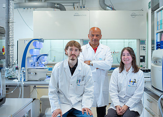 Trois scientifiques dans un laboratoire