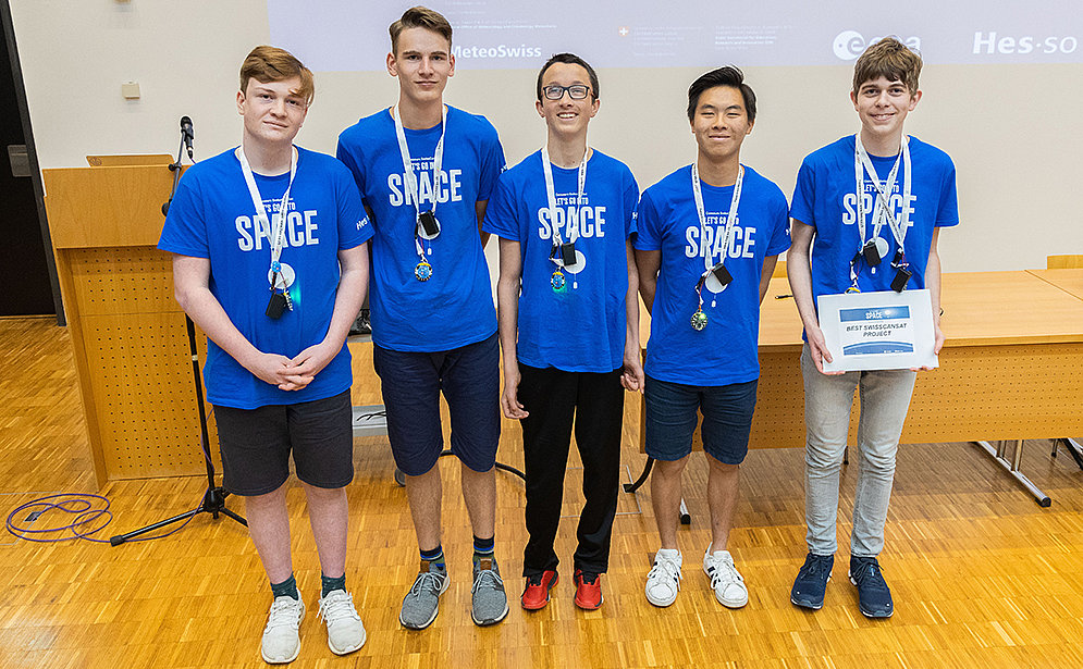 Le 1er prix du concours SwissCanSat de la HES-SO a été remis à cinq des six membres de l'équipe «YesWeCan»