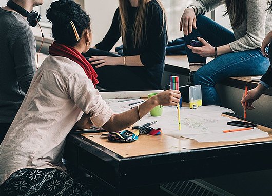 groupe étudiants en train de travailler