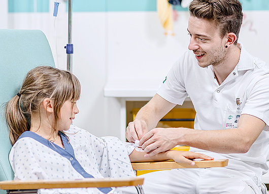 Infirmier administrant des soins à une enfant