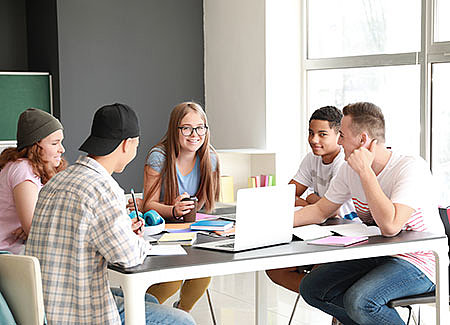 Jeunes autour d'une table