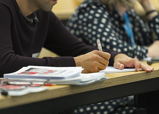 INVOST Etudiant en train d'écrire