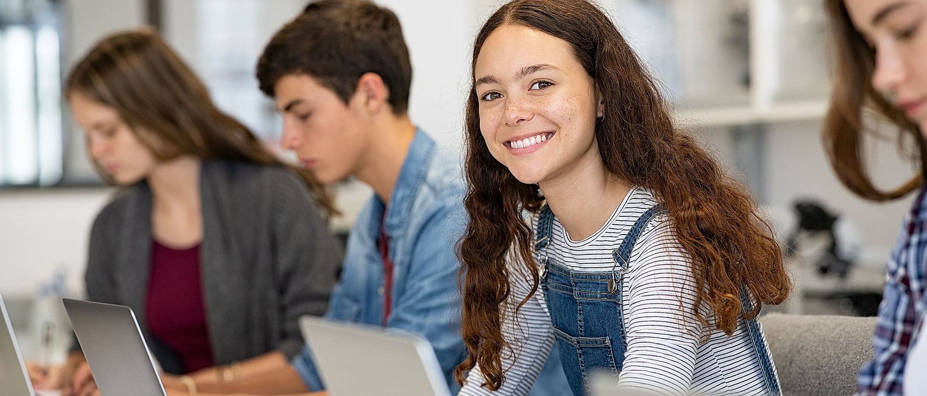 Jeunes en train d'étudier