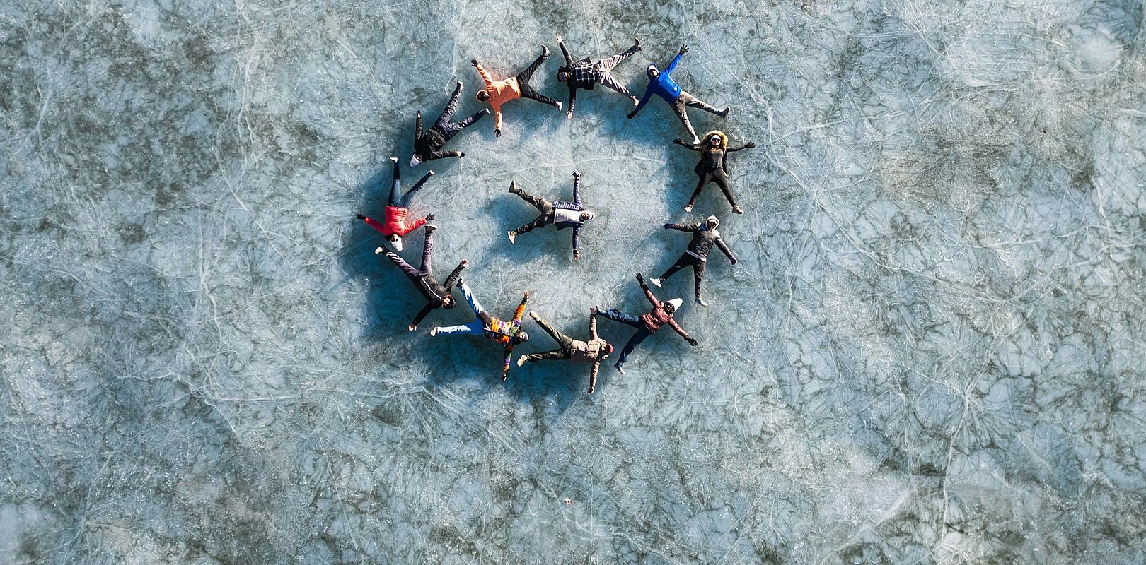 cercle de personnes couchées