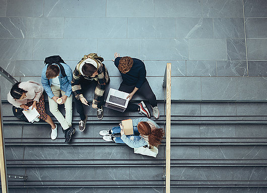Rentrée académique 2021-2022 Etudiant·es assis sur un escalier - campus