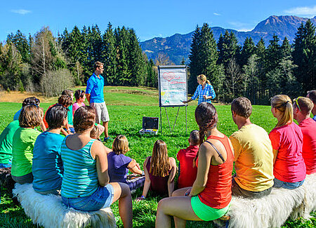 etudiants et enseignants en extérieur dans la nature