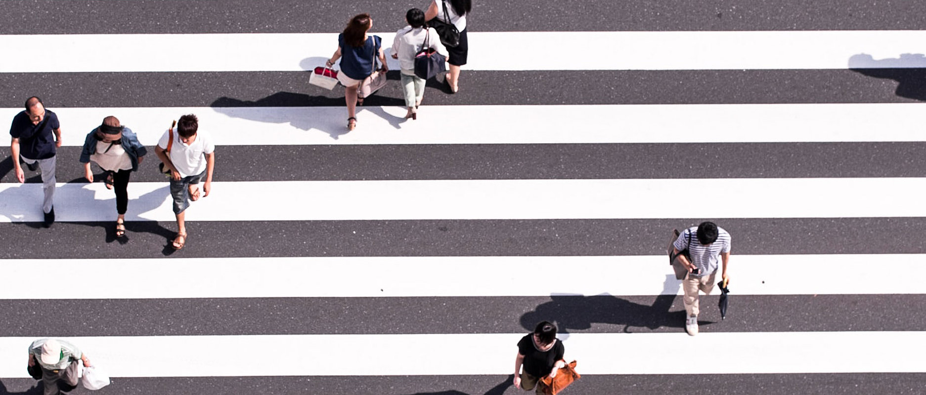 Piétons sur un passage avec traits blancs