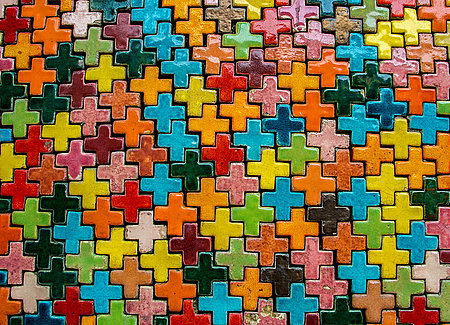 Croix multicolores embriquées