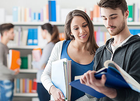 Etudiant-es dans une bibliothèque