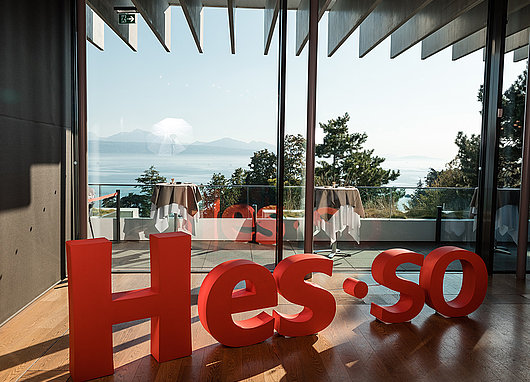 Logo HES-SO dans une salle