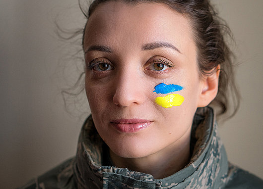 Ukrainienne avec le drapeau ukrainien sur sa joue
