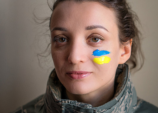 swissuniversities condamne fermement l'intervention militaire de la Russie en Ukraine Ukrainienne avec le drapeau ukrainien sur sa joue