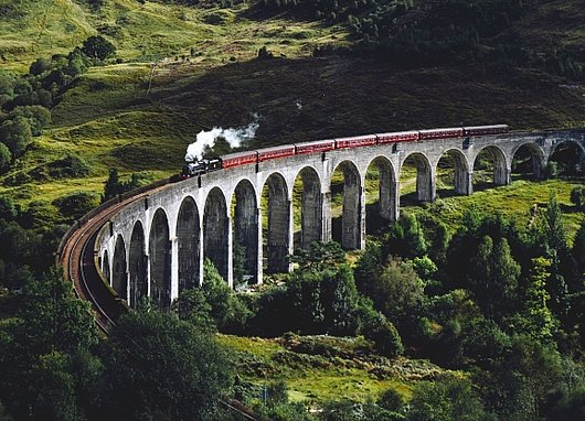 Train circulant sur un pont