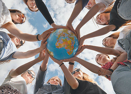 groupe étudiants tiennent ensemble un globe terrestre