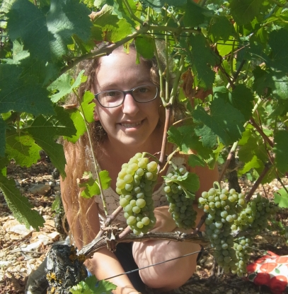 Etudiante au milieu des vignes