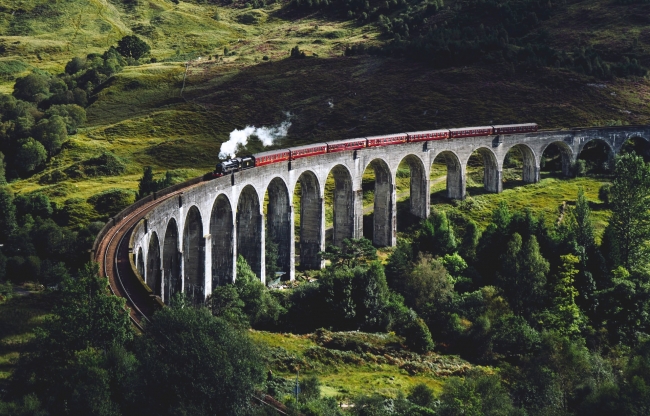 Train circulant sur un pont