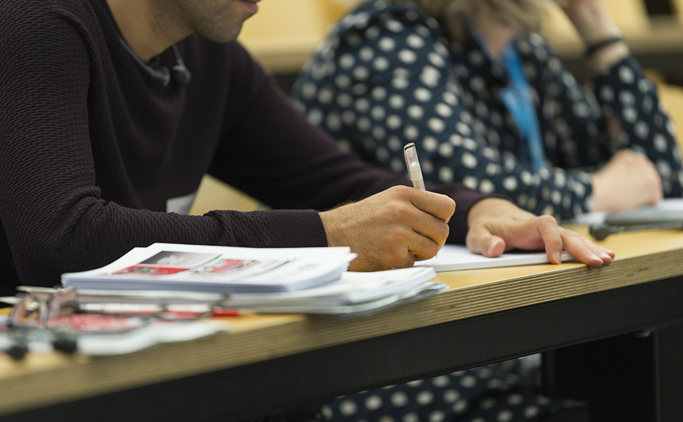 Etudiant en train d'écrire