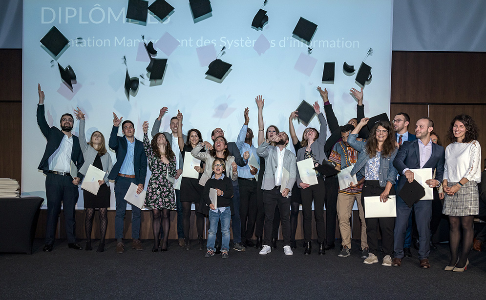 Etudiant-es qui fêtent leur remise de diplôme