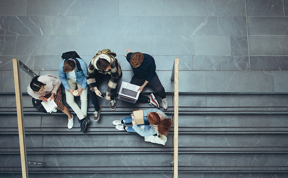 Etudiant·es assis sur un escalier - campus