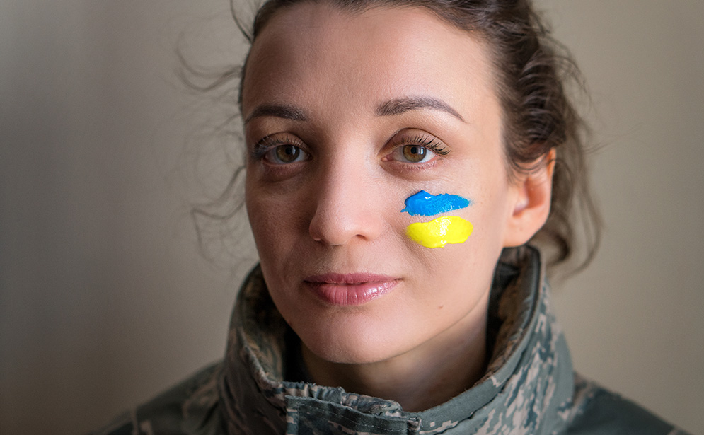 Ukrainienne avec le drapeau ukrainien sur sa joue