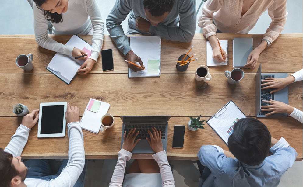 groupe étudiants au travail