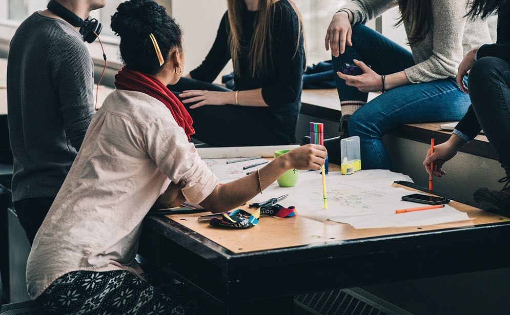 groupe étudiants en train de travailler